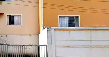 Casa geminada com 2 pavimentos e garagem para 2 carros