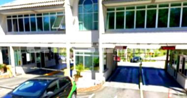Casa com 4 suítes e piscina em Alphaville
