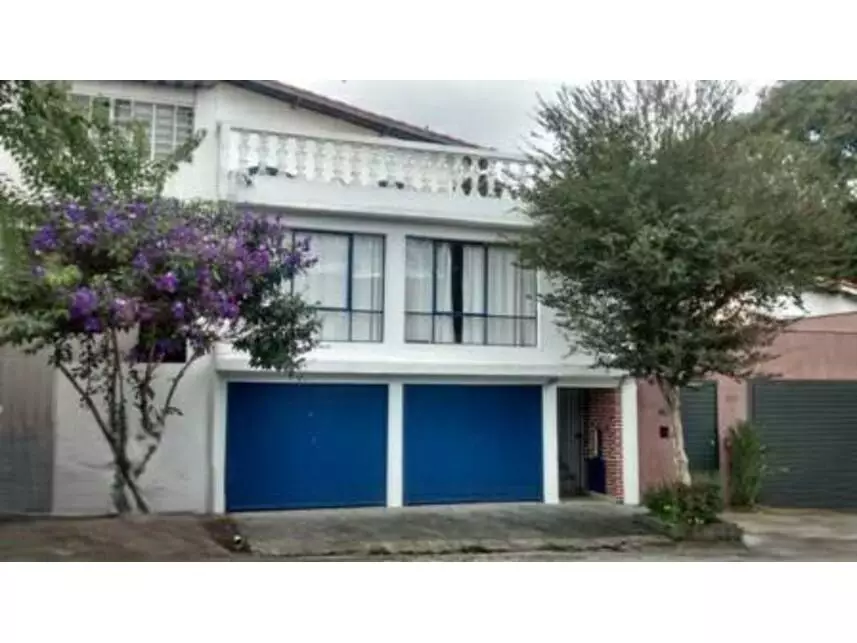 Casa em Leilão com 2 Vagas e 240m² Construída