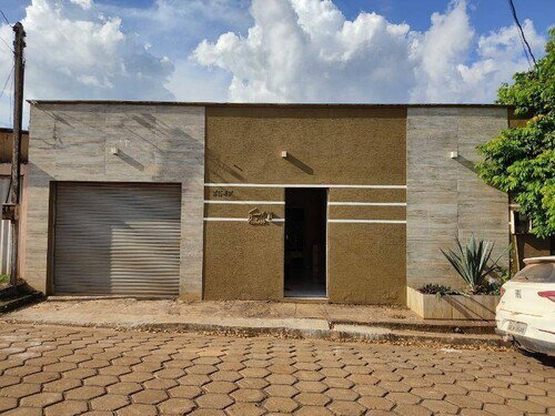 Casa padrão com 2 quartos, 2 banheiros, 1 vaga, 210m² construída, ocupada