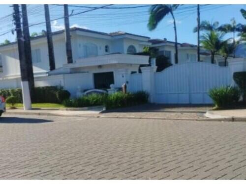 Casa com 5 suítes, 454m², ocupada, em condomínio