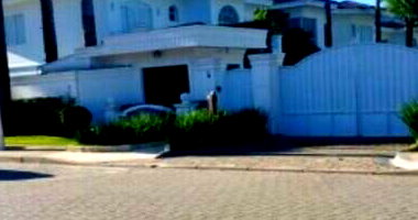 Casa com 5 suítes, 454m², ocupada, em condomínio