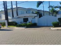 Casa com 5 suítes, 454m², ocupada, em condomínio