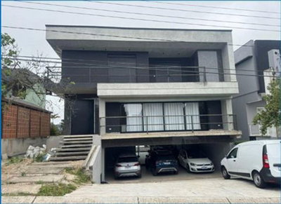 Sobrado em Condomínio Fechado com 420m² de Área Útil