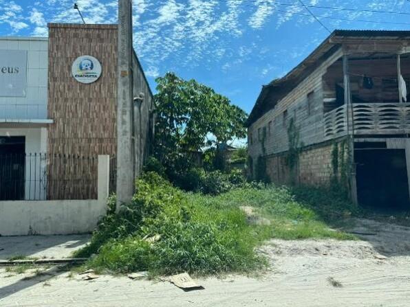Terreno com 2 quartos, 2 banheiros e área privativa de 69,75m²