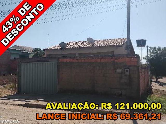 Casa com 2 quartos, 2 banheiros, sala, cozinha e 1 vaga