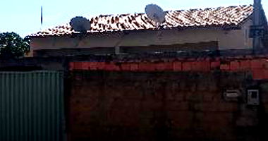 Casa com 2 quartos, 2 banheiros, sala, cozinha e 1 vaga