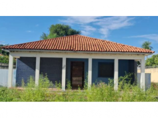 Casa com 3 quartos, 2 banheiros, 326,65m² construída, desocupada