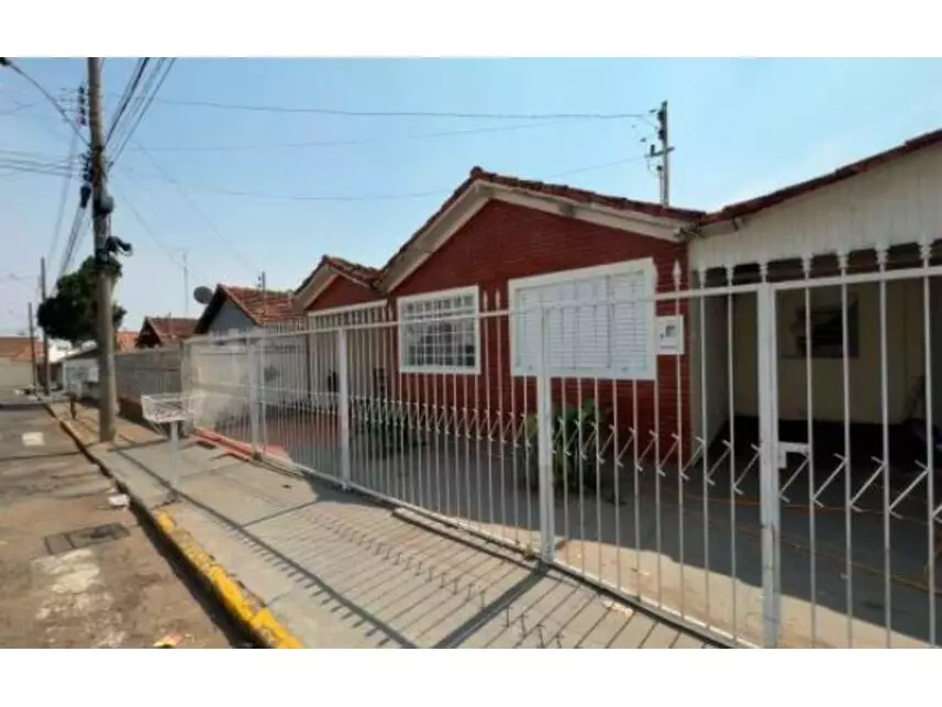 Casa Ocupada com 240m² de Terreno e 155m² Construídos