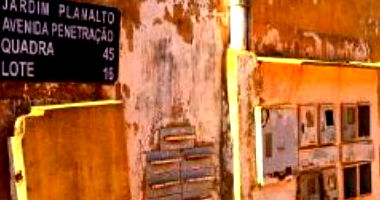 Casa residencial com 3 quartos, 2 banheiros, 1 vaga de garagem, 61.87m² construídos, ocupada.