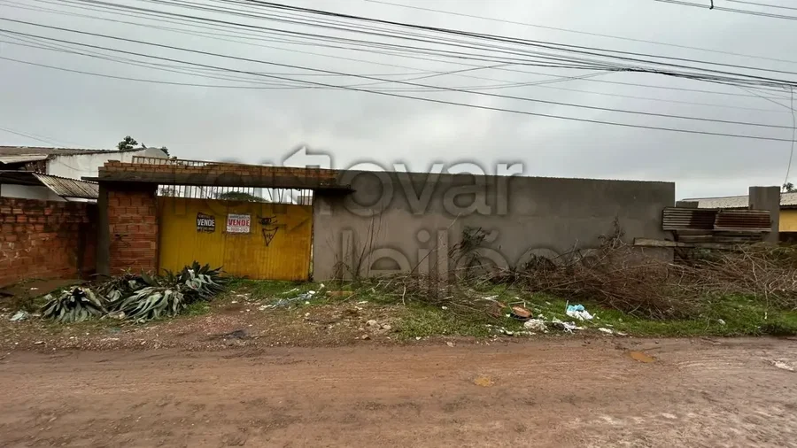 Terreno Urbano de 650m² com Construção Inacabada