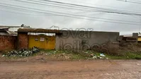 Terreno Urbano de 650m² com Construção Inacabada