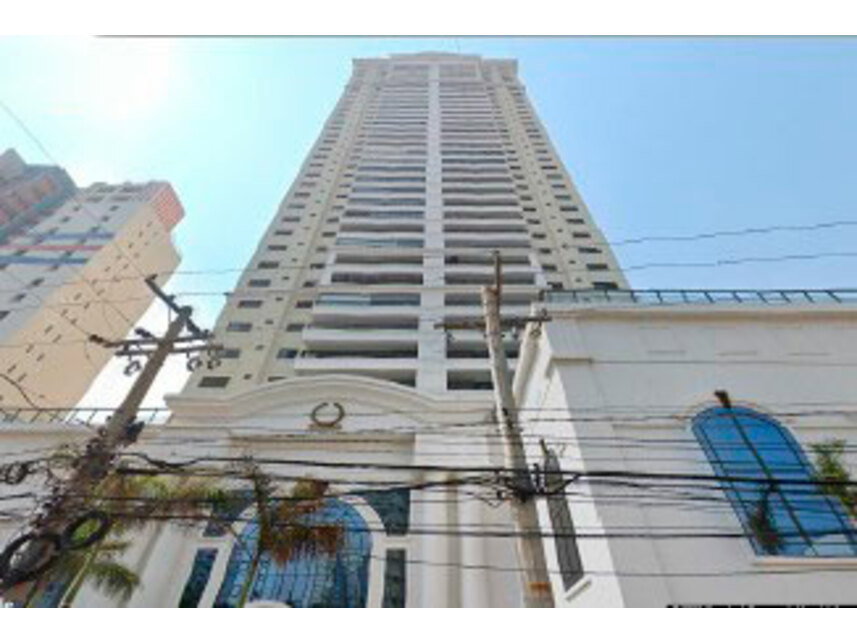Apartamento com 3 vagas de garagem em leilão