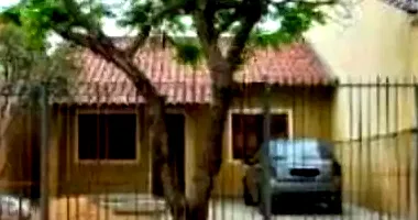 Casa padrão ocupada com 64m² construída e 200m² de terreno