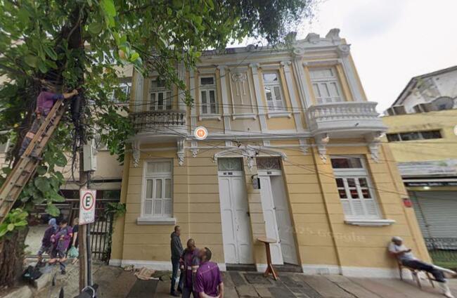 Casa com 2 quartos e ampla área em Laranjeiras