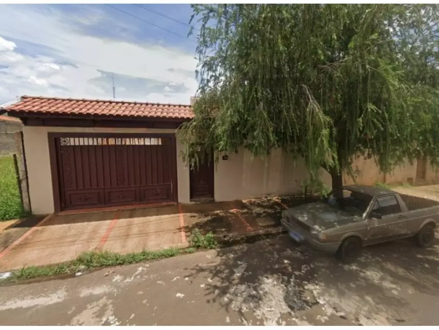 Casa desocupada com 3 quartos, 2 banheiros e 2 vagas, 210m² construída