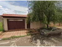 Casa desocupada com 3 quartos, 2 banheiros e 2 vagas, 210m² construída
