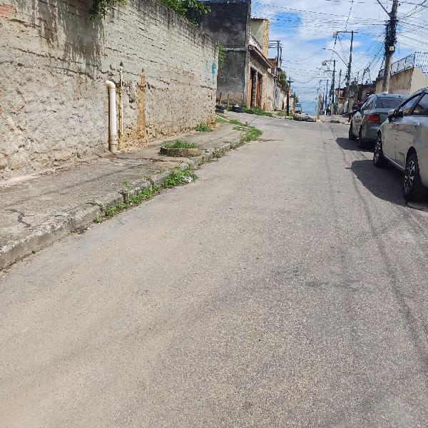 Casa com 1 quarto, 1 banheiro e área de serviço