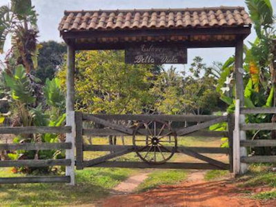 Casa Padrão com 10 Vagas e Ampla Área de Terreno