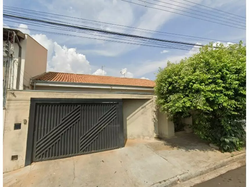 Casa em Leilão com 207.99m² de Área Construída