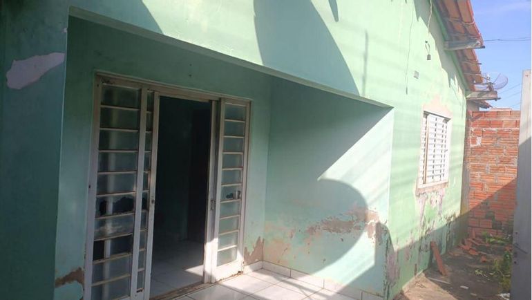 Terreno urbano com residência de 2 quartos, 180m²