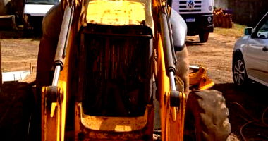 Retroescavadeira JCB 3XC 2012 com avaria no motor