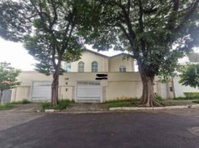 Casa Ocupada com 5 Quartos e 5 Banheiros