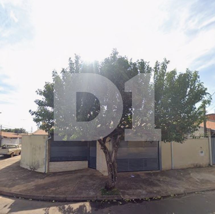 Casa em Lote de Esquina com 98m² de Área Construída