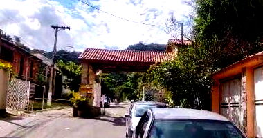 Casa ocupada com 720m² terreno e 338m² construída