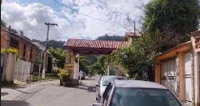 Casa ocupada com 720m² terreno e 338m² construída