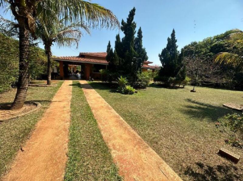 Imóvel com 2.000m² e piscina em Parque dos Lagos