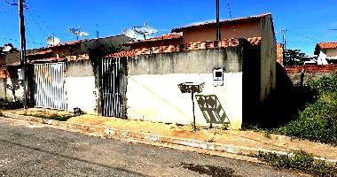 Casa com 2 quartos, varanda, sala, cozinha e 1 vaga