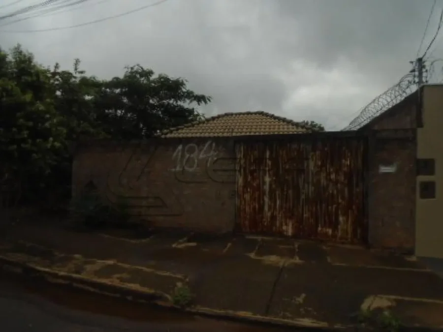 Casa com 203m², 1 varanda, desocupada, ideal para investimento