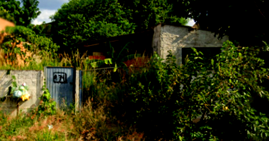 Terreno com construção em ruínas, 14 quartos, desocupado