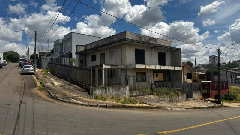Terreno Urbano com Construção Inacabada em Passo Fundo/RS