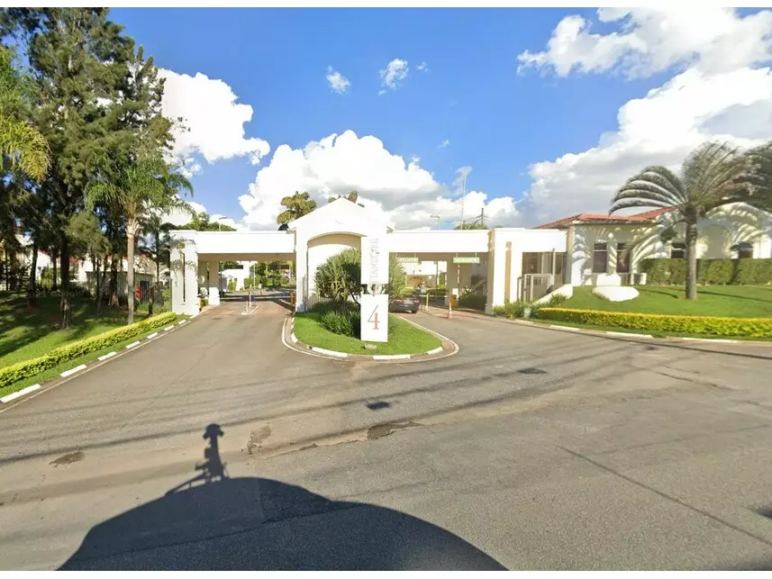Casa com 3 dormitórios e 4 vagas em Tamboré