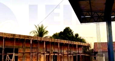 Espaçoso Imóvel Comercial com 4 Salas, 4 Banheiros e 436m² de Terreno