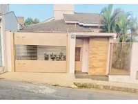 Casa com 238m² construída e terreno de 375m², imóvel