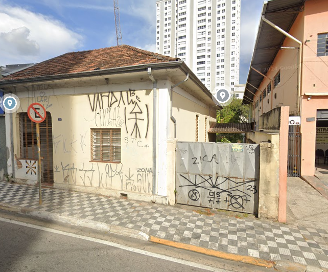 Casa desocupada com 3 quartos, 2 banheiros e 328m² construída