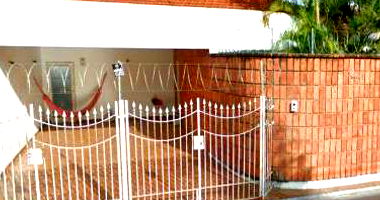 Casa com 3 dormitórios, suíte e garagem para 2 carros