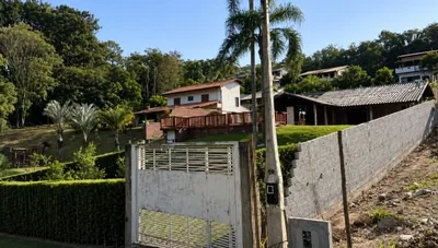 Casa ocupada com 197 m² e terreno de 1.000 m²