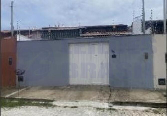 Casa com 2 quartos, 1 banheiro, varanda e 52m² privativos