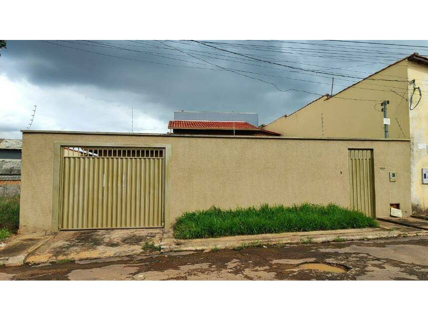 Casa padrão ocupada com 193m² construída e 300m² terreno