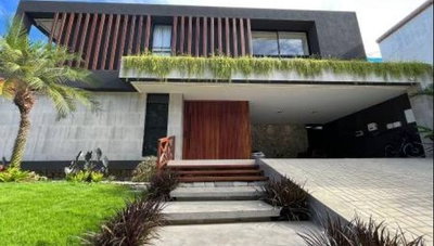 Casa em Condomínio com 4 Quartos e 5 Banheiros