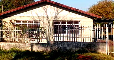 Casa 152m² Desocupada no Centro em Capitão Leonidas Marques/PR