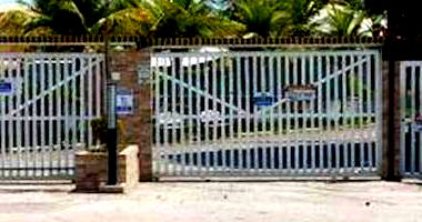 Casa em condomínio com 2 dormitórios e 3 banheiros