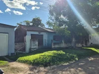 Casa de madeira com telhas de zinco, 12x30m, terreno 360m²