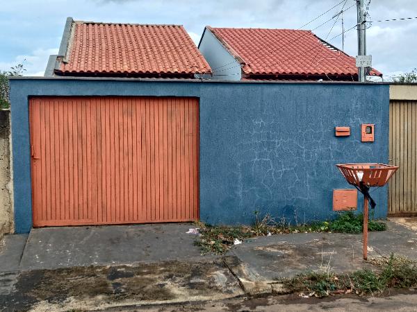Casa com 2 quartos, 1 banheiro, 79.89m² construída, desocupada