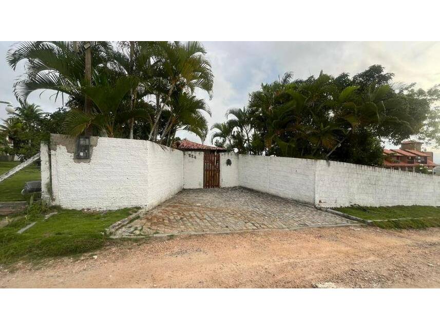 Casa padrão com 2 vagas, 2 banheiros, 3 quartos, área construída 175m², imóvel ocupado