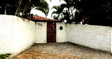Casa padrão com 2 vagas, 2 banheiros, 3 quartos, área construída 175m², imóvel ocupado